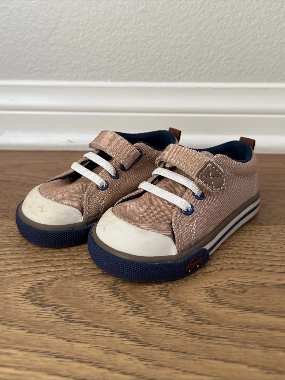 See Kai Run Toddler Size 6 Velcro Sneakers